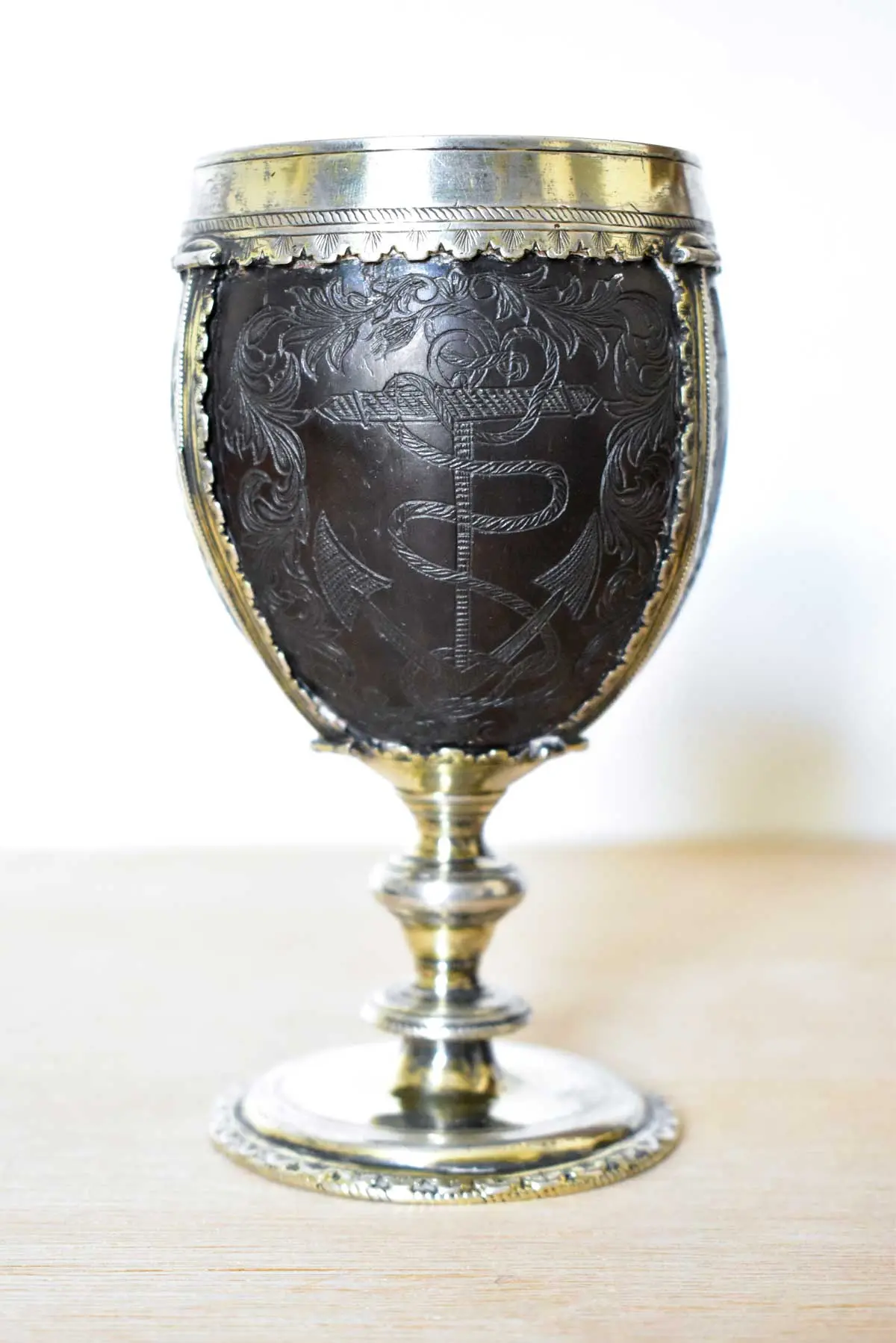 AN EARLY 18TH CENTURY COCONUT CHALICE MOUNTED IN 17TH CENTURY ‘PIRATE’ SILVER (2)
